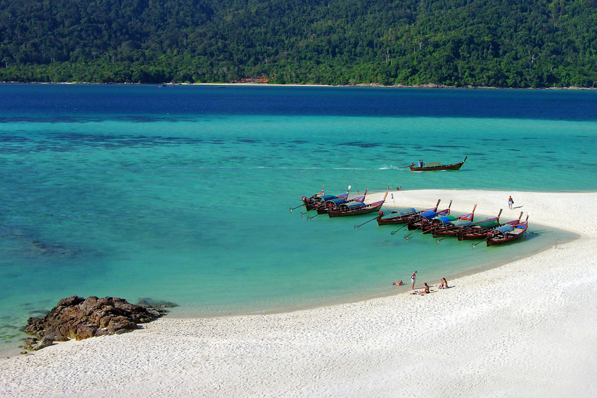 beach and ocean koh lipe